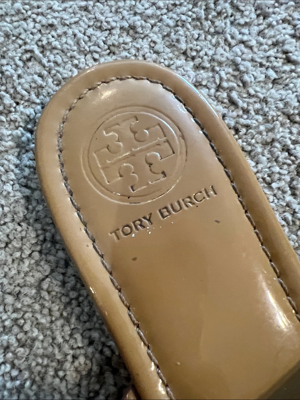 Tory Burch Miller Sand Patent Leather Flip Flops Sandals - Picture 2 of 5